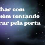 Sonhar com alguém tentando entrar pela porta