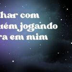 Sonhar com alguém jogando terra em mim