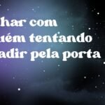 Sonhar com alguém tentando invadir pela porta