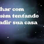 Sonhar com alguém tentando invadir sua casa