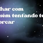 Sonhar com alguém tentando te enforcar