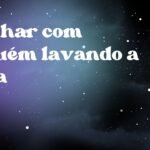 Sonhar com alguém lavando a casa