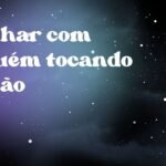 Sonhar com alguém tocando violão