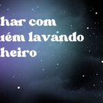 Sonhar com alguém lavando banheiro