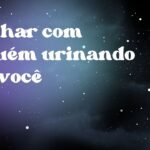 Sonhar com alguém urinando em você