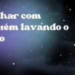 Sonhar com alguém lavando o chão