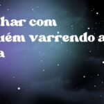 Sonhar com alguém varrendo a casa