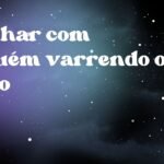 Sonhar com alguém varrendo o chão