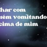 Sonhar com alguém vomitando em cima de mim