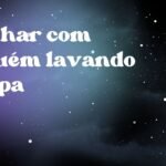 Sonhar com alguém lavando roupa