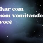 Sonhar com alguém vomitando em você