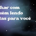 Sonhar com alguém lendo cartas para você