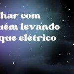 Sonhar com alguém levando choque elétrico