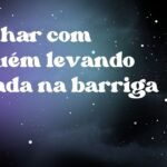 Sonhar com alguém levando facada na barriga