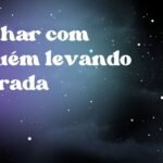 Sonhar com alguém levando pedrada