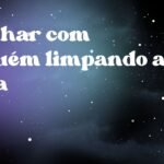 Sonhar com alguém limpando a casa