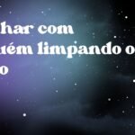 Sonhar com alguém limpando o chão
