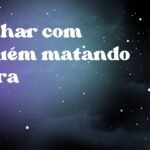Sonhar com alguém matando cobra