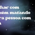 Sonhar com alguém matando outra pessoa com faca