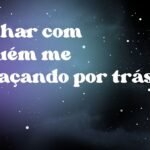 Sonhar com alguém me abraçando por trás