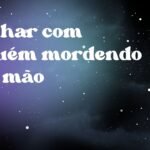 Sonhar com alguém mordendo sua mão