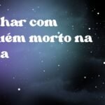 Sonhar com alguém morto na água