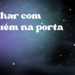 Sonhar com alguém na porta