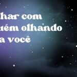 Sonhar com alguém olhando para você