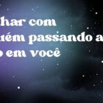 Sonhar com alguém passando a mão em você