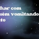 Sonhar com alguém vomitando muito