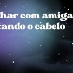 Sonhar com amiga cortando o cabelo