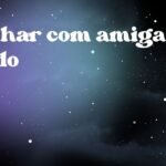 Sonhar com amiga rindo