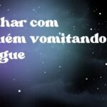 Sonhar com alguém vomitando sangue