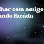 Sonhar com amigo levando facada