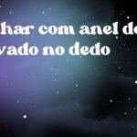 Sonhar com anel de noivado no dedo