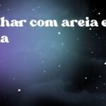 Sonhar com areia e água