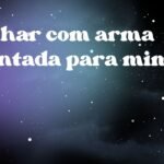 Sonhar com arma apontada para mim