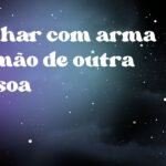 Sonhar com arma na mão de outra pessoa