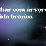 Sonhar com árvore florida branca