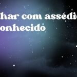 Sonhar com assédio de conhecido