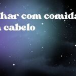 Sonhar com comida com cabelo
