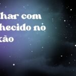 Sonhar com conhecido no caixão