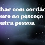 Sonhar com cordão de ouro no pescoço de outra pessoa