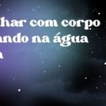 Sonhar com corpo boiando na água suja