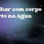 Sonhar com corpo morto na água