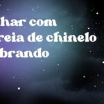 Sonhar com correia de chinelo quebrando