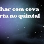 Sonhar com cova aberta no quintal