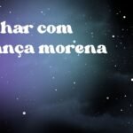 Sonhar com criança morena