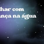 Sonhar com criança na água