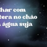Sonhar com cratera no chão com água suja
